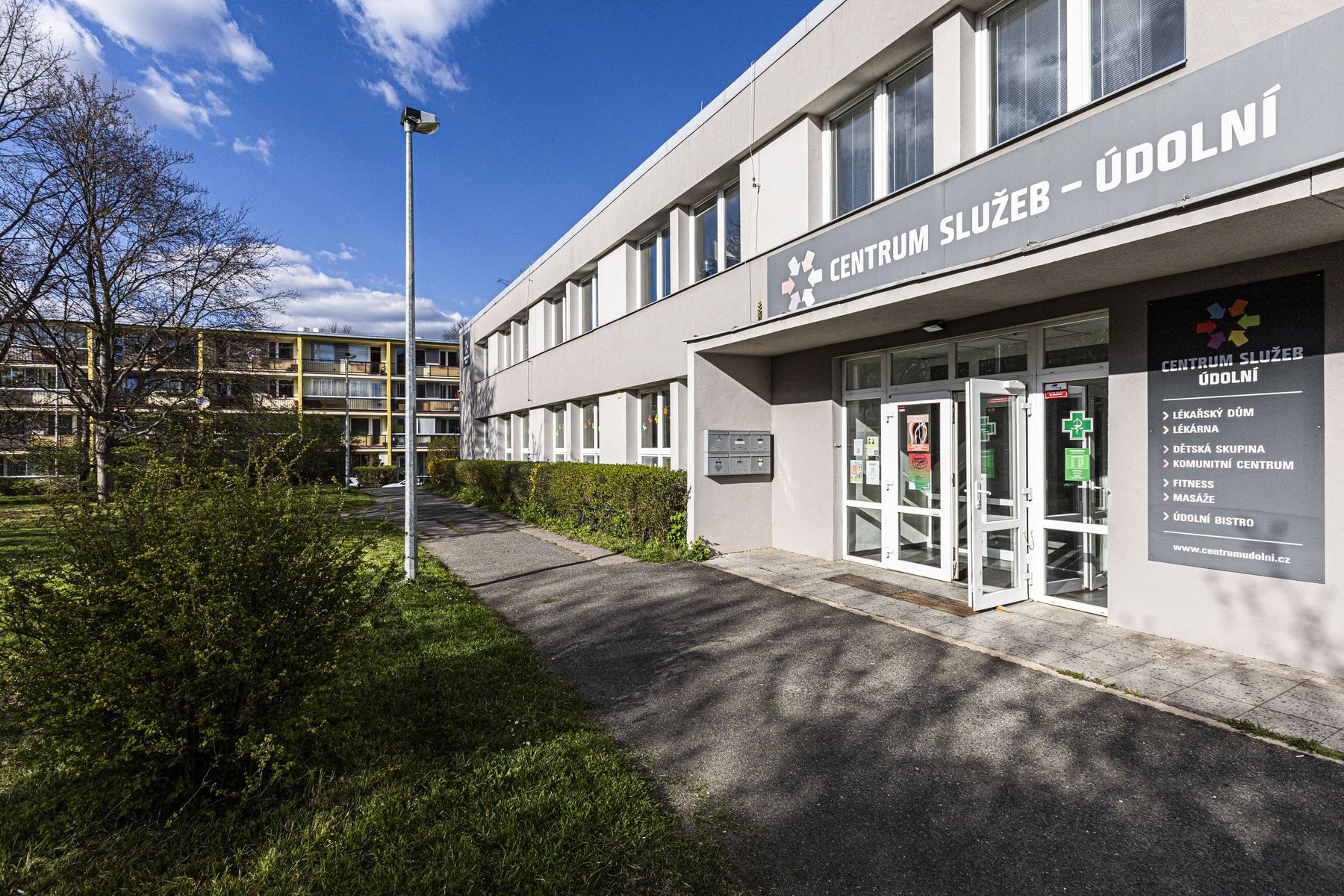 Centrum služeb Údolní z ulice