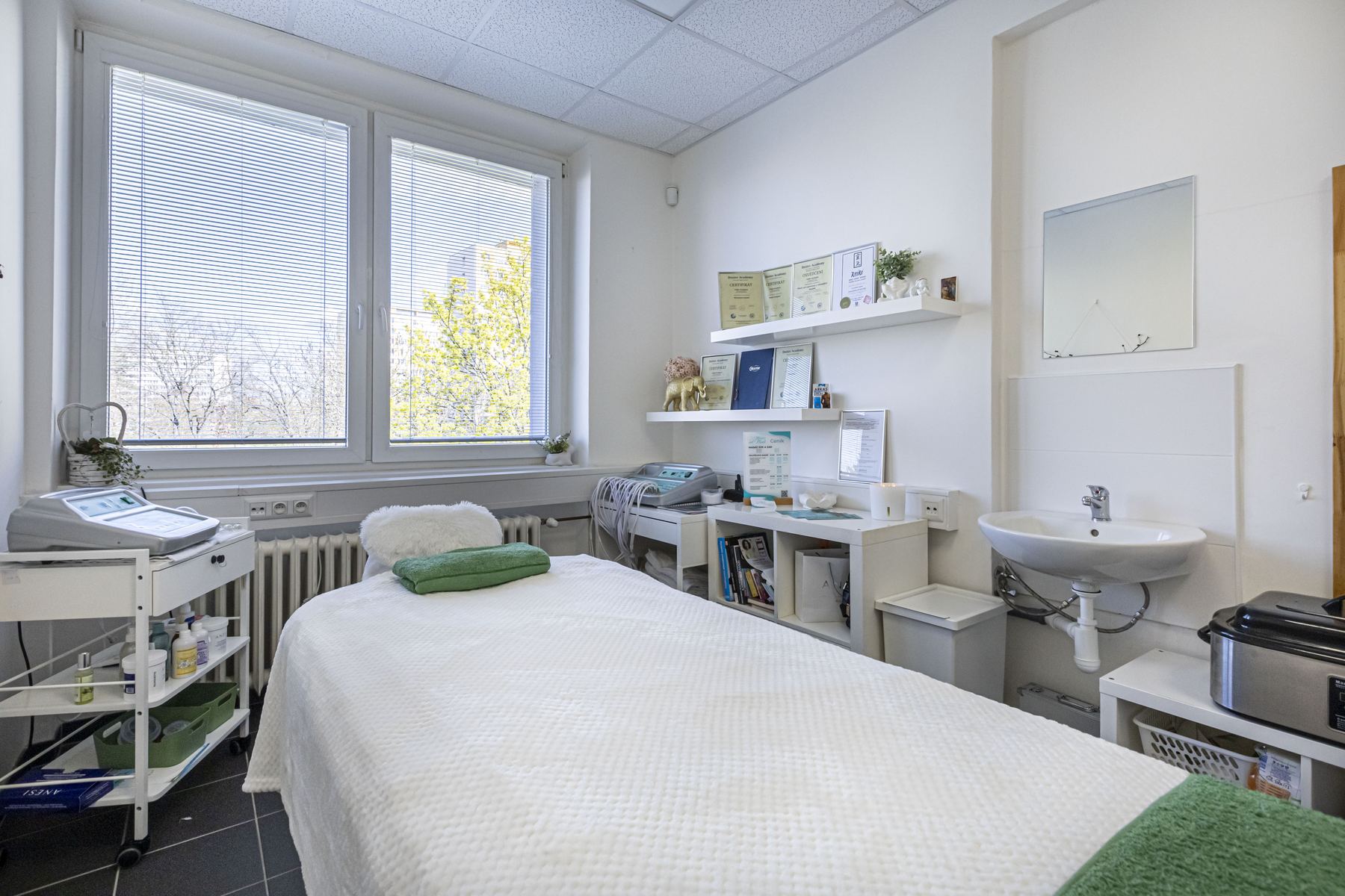Masérna – masážní stůl u okna